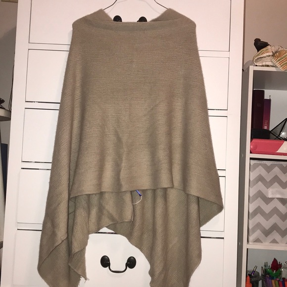 Elietian Poncho - Picture 2 of 3